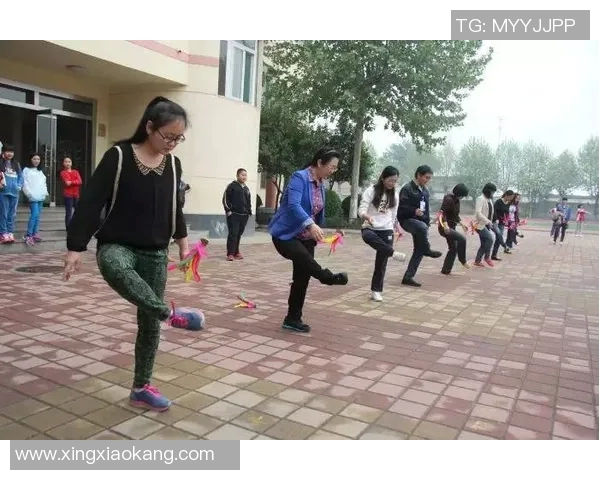 当足球明星挑战传统游戏踢毽子展现别样风采与乐趣