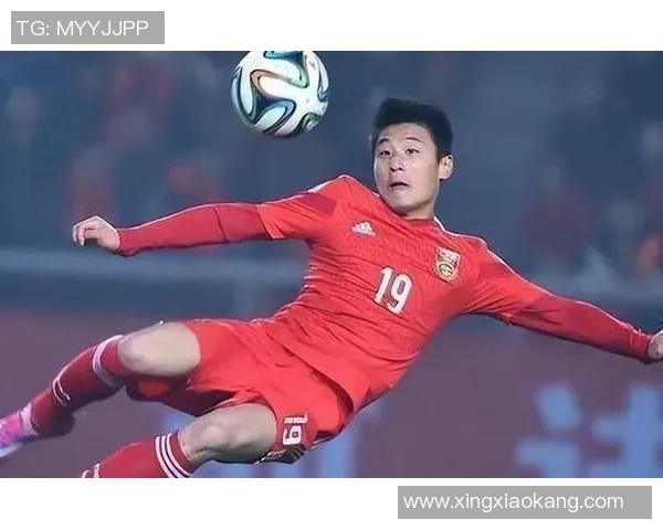 武磊在绿茵场上展现足球技艺的精彩瞬间视频集锦